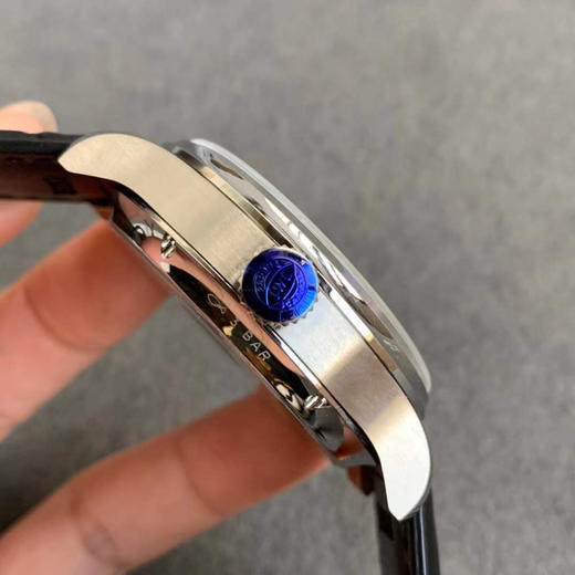 ZF万国葡萄牙系列万年历腕表，集时分针、日期、星期、月份和动显于一身。正所谓功能卓越，大器晚成，有请各路表友品鉴支持。
【表壳】腕表尺寸44mmX15mm 商品图3