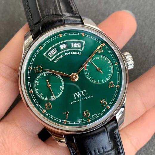 ZF万国葡萄牙系列万年历腕表，集时分针、日期、星期、月份和动显于一身。正所谓功能卓越，大器晚成，有请各路表友品鉴支持。
【表壳】腕表尺寸44mmX15mm 商品图1