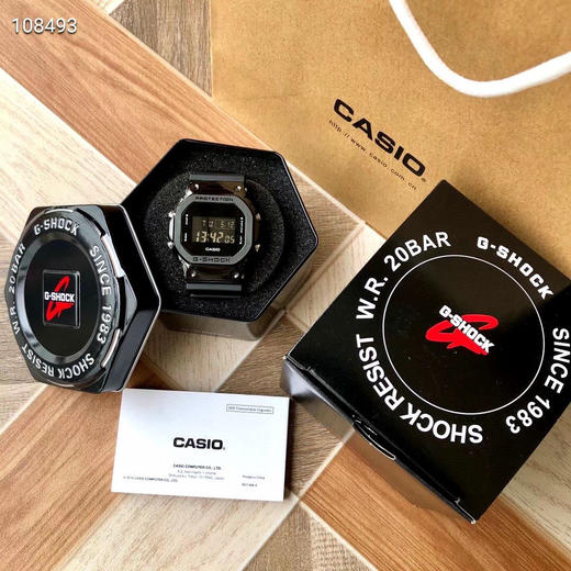 卡西欧全新gm-5600及gm-5600b型号均以树脂及g-shock标志方形表面5600