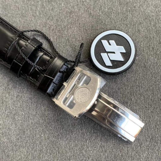 ZF万国葡萄牙系列万年历腕表，集时分针、日期、星期、月份和动显于一身。正所谓功能卓越，大器晚成，有请各路表友品鉴支持。
【表壳】腕表尺寸44mmX15mm 商品图5