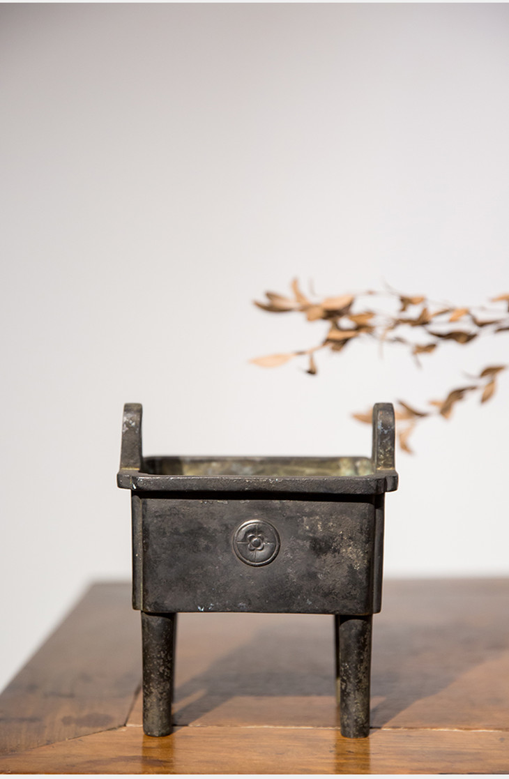 明宣德四足冲耳方形鼎式铜香炉