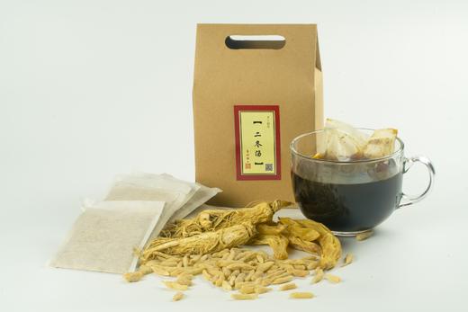 方用二冬,花粉,人参润肺益气,配以黄芩,知母清肺除热;扶正与祛邪兼顾