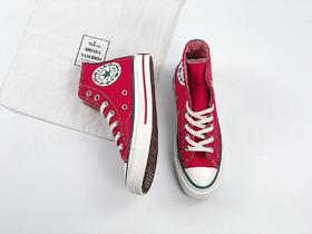Converse Chuck Logo大标匡威 全鞋采用经典Chuck 70为主体框架，最惊艳的还是鞋身大面积是红色的，显得十分喜庆，红绿水线的围条形成鲜明对比，搭配大标logo真是个性十足