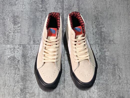 VANS推出的GORE-TEX系列，以经典高帮的鞋型为设计雏形，原始硫化工艺，具有防水、透气和耐磨的功能性，舒适穿着的同时，更兼顾了日常造型的搭配 商品图2