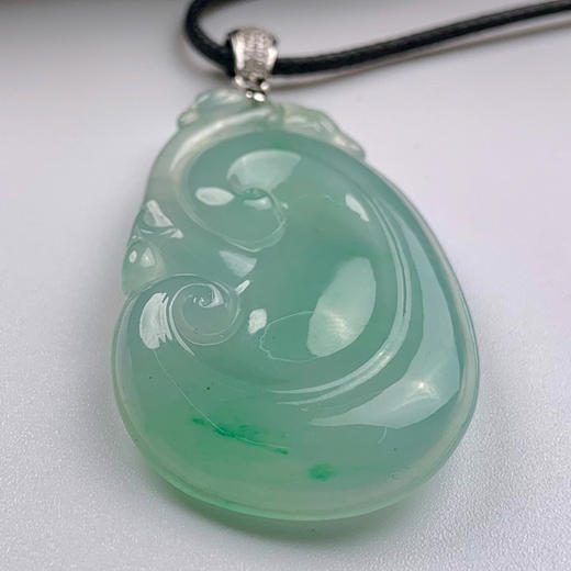 派瑞翡翠 翡翠挂件 糯种 淡绿色 商品图3