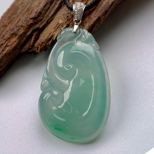 派瑞翡翠 翡翠挂件 糯种 淡绿色 商品图0