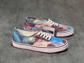 Vans Authentic x Moma 联名款 克劳德•莫奈联名(睡莲) 此次联名鞋款以克劳德莫奈的标志性作品《睡莲》作为原型创作 简直艺术品!