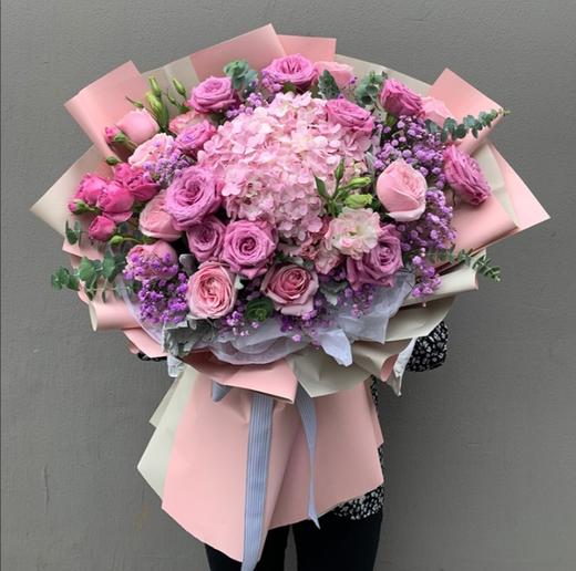 怡人芬芳      粉色绣球  ，紫玫瑰11朵.粉玫瑰8朵，桔梗，尤加利，满天星搭配（3027） 商品图0