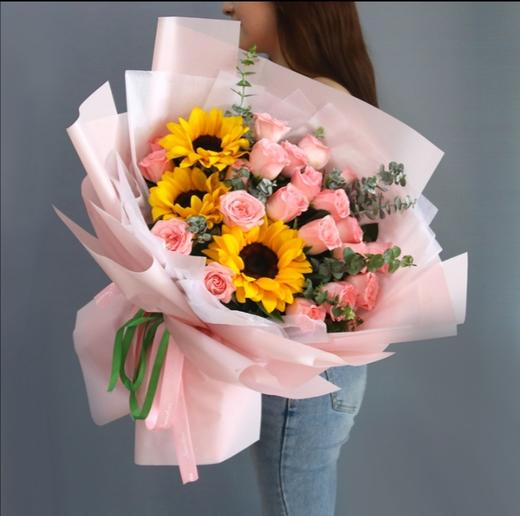 幸福安康      19朵戴安娜玫瑰，3朵向日葵，尤加利搭配（3031） 商品图0
