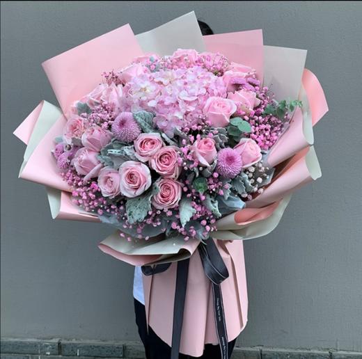 爱的音符       粉色绣球一个，19朵戴安娜玫瑰，2个粉色乒乓菊，尤加利，满天星搭配（3028） 商品图0