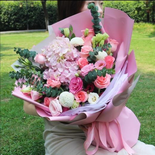 快乐相随    粉色绣球一个，3朵白色乒乓菊，桔梗，尤加利搭配!(3032) 商品图0