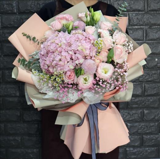 美丽人生     粉色绣球，粉色乒乓菊2朵，11朵粉佳人，满天星，桔梗，尤加利搭配（3026） 商品图0