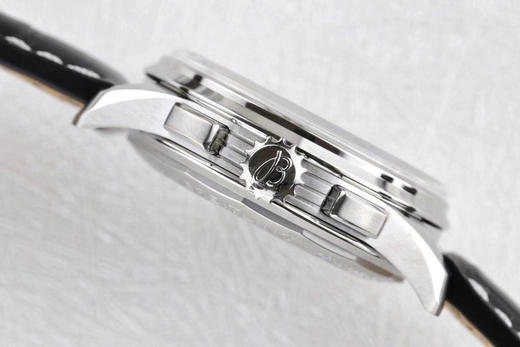 GF新品百年灵璞雅B01计时腕表Premier B01 Chronograph （吴彦祖同款）材质： 316L精钢直径： 42毫米厚度： 13.65毫米表镜： 锅盖弧面蓝宝石，双面防眩处理表底 商品图3