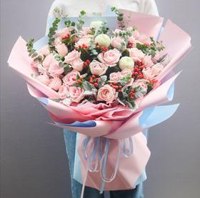 最美的时光      30朵粉佳人玫瑰，3朵乒乓菊，尤加利，红豆，应叶菊搭配（3037）