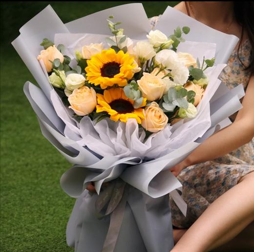 动心时刻    香槟玫瑰11朵，向日葵2朵，桔梗，尤加利搭配（3044） 商品图0