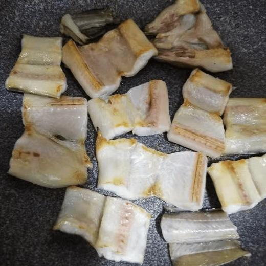 鳝鱼干晒好了，大连湾50多年的老渔民亲自晾晒  正宗的野生七星鳗鱼 （400-500克一条） 阳光明媚的北风天气晾晒2天  鳝鱼越大越香 口感越好 煎着吃滋滋冒油，全国包邮，偏远除外。不接急单！！！ 商品图2