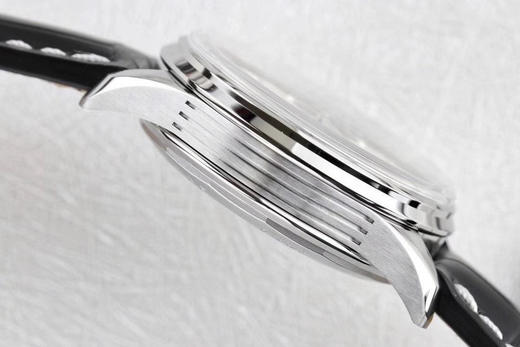 GF新品百年灵璞雅B01计时腕表Premier B01 Chronograph （吴彦祖同款）材质： 316L精钢直径： 42毫米厚度： 13.65毫米表镜： 锅盖弧面蓝宝石，双面防眩处理表底 商品图5