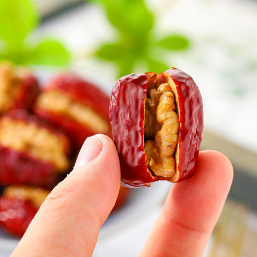 健康加倍 精选个大饱满肉质细腻的红枣和酥脆的核桃仁 枣甜核香 香甜