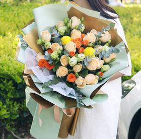 幸福听得见       19朵香槟玫瑰，2支乒乓菊，尤加利，桔梗搭配，5支多头玫瑰（3036）