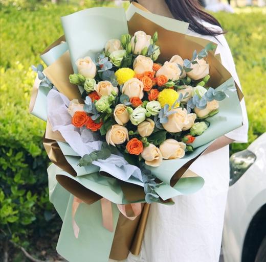 幸福听得见       19朵香槟玫瑰，2支乒乓菊，尤加利，桔梗搭配，5支多头玫瑰（3036） 商品图0