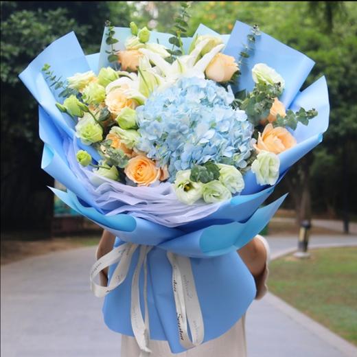 当幸福来敲门      蓝色绣球一个，11朵香槟玫瑰，5支桔梗，1支多头百合，尤加利搭配（3039） 商品图0