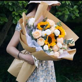 爱的宿命    11朵香槟玫瑰，3朵向日葵，尤加利，桔梗搭配（3046）