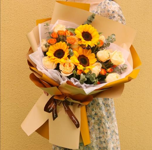 诗成花意     11朵香槟玫瑰，3朵向日葵，尤加利搭配（3035） 商品图0