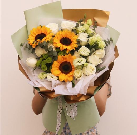 闭月羞花    11朵白玫瑰，3朵向日葵，尤加利，桔梗，小雏菊搭配（3041） 商品图0