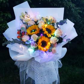 稳稳的幸福      11朵香槟玫瑰，3朵向日葵，1支多头玫瑰，尤加利，桔梗，小灯串搭配（3040）
