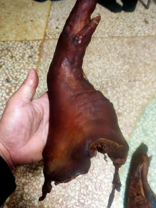 乡里自家熏的腊猪脚 3斤，价格是按3斤计算的，多退少补 商品图1