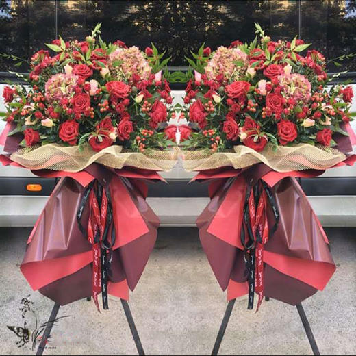 兴旺发达 （单）   玫瑰，绣球，红豆，栀子叶，三角架花篮（3071） 商品图0