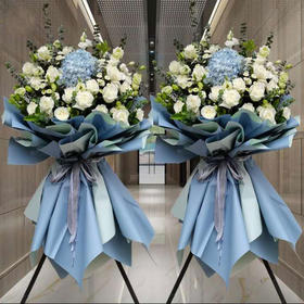 四季发财（单）    绣球，玫瑰，桔梗，尤加利，三角架花篮（3068）