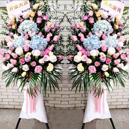 红红火火（单）    绣球，玫瑰，散尾叶，三 脚架花篮（3065） 商品图0