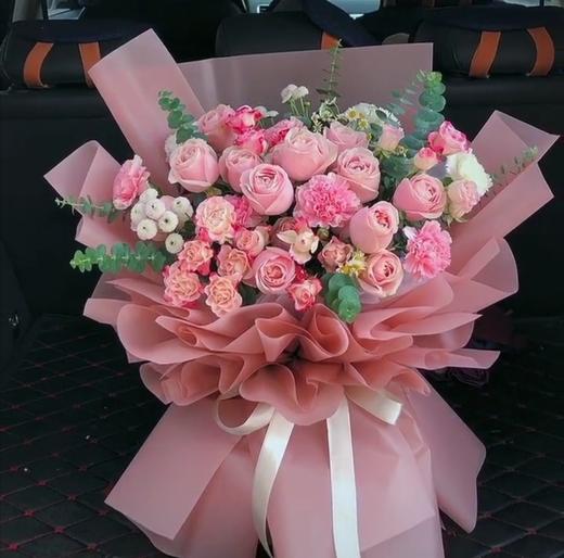 用心爱你 11朵戴安娜玫瑰，11朵粉色康乃馨，2朵白色乒乓菊，1支多头乒乓菊尤加利搭配（4006） 商品图0