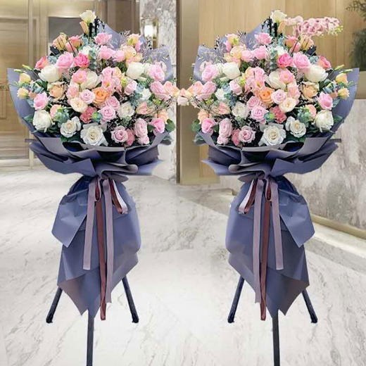 翡翠鸿图（单）   玫瑰，百合，桔梗，尤加利三角架花篮（3060） 商品图0