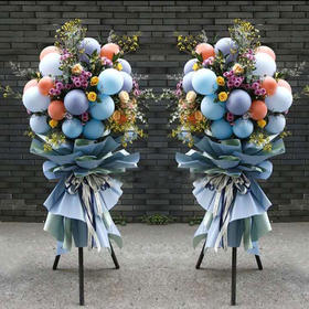 骏业日新（单）   气球，玫瑰，雏菊，情人草，尤加利，三角架花篮（3067）