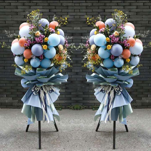 骏业日新（单）   气球，玫瑰，雏菊，情人草，尤加利，三角架花篮（3067） 商品图0