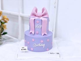 双层波点蝴蝶结蛋糕