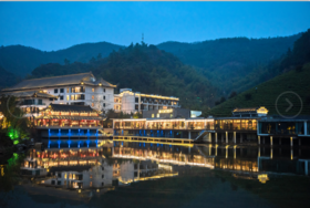 ★秋游季★ ¥599起 入住【安吉涵田度假村】半山朴宿房+早餐+山间竹韵温泉~背山面湖，林木之后藏茶园！另有半山温泉房/榻榻米庭院温泉房等多种房型可选~有效期至2025年12月31日