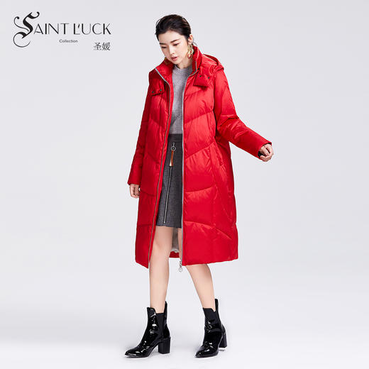 SAINT L’UCK/圣媛女装 新款新年红绗缝连帽长款羽绒服SA420S52 商品图0