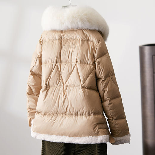 香槟色治愈色系时尚大毛领休闲保暖羽绒服