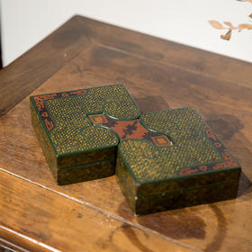 清乾隆 大漆描彩方胜盒