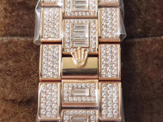 劳力士满天星腕表—格林尼治型II的密镶钻特别款—116769TBR-74779B
【表壳】腕表尺寸40mm。采用德国ding级904L蚝式钢所制 商品图8