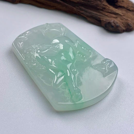 派瑞翡翠 翡翠挂件 糯种 淡绿色 商品图3