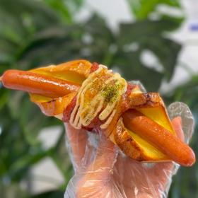 芝士潜艇（约13:00出炉）熏烤肠➕烤培根，搭配芝士吐司片