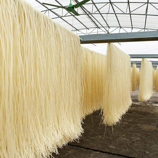 【农家粉干】大米现做，自然晾晒，对我来说，真的是从小吃到大  我自己家里也是常年在吃，所以品质可以放心，选的是农家大米（籼米）做的。 商品图1