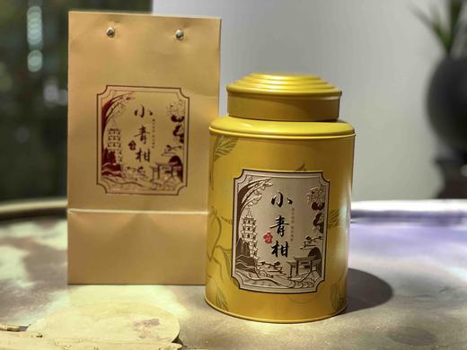 柑普茶｜小青柑（2015年梅江柑+2006年宫廷熟普）阳光生晒，核心地理，果香馥郁，醇甜丝滑，刚刚好的上品小青柑 净重：250g/罐 汤色呈宝光色，越陈越香，自饮馈赠佳品（新老包装随机） 商品图1