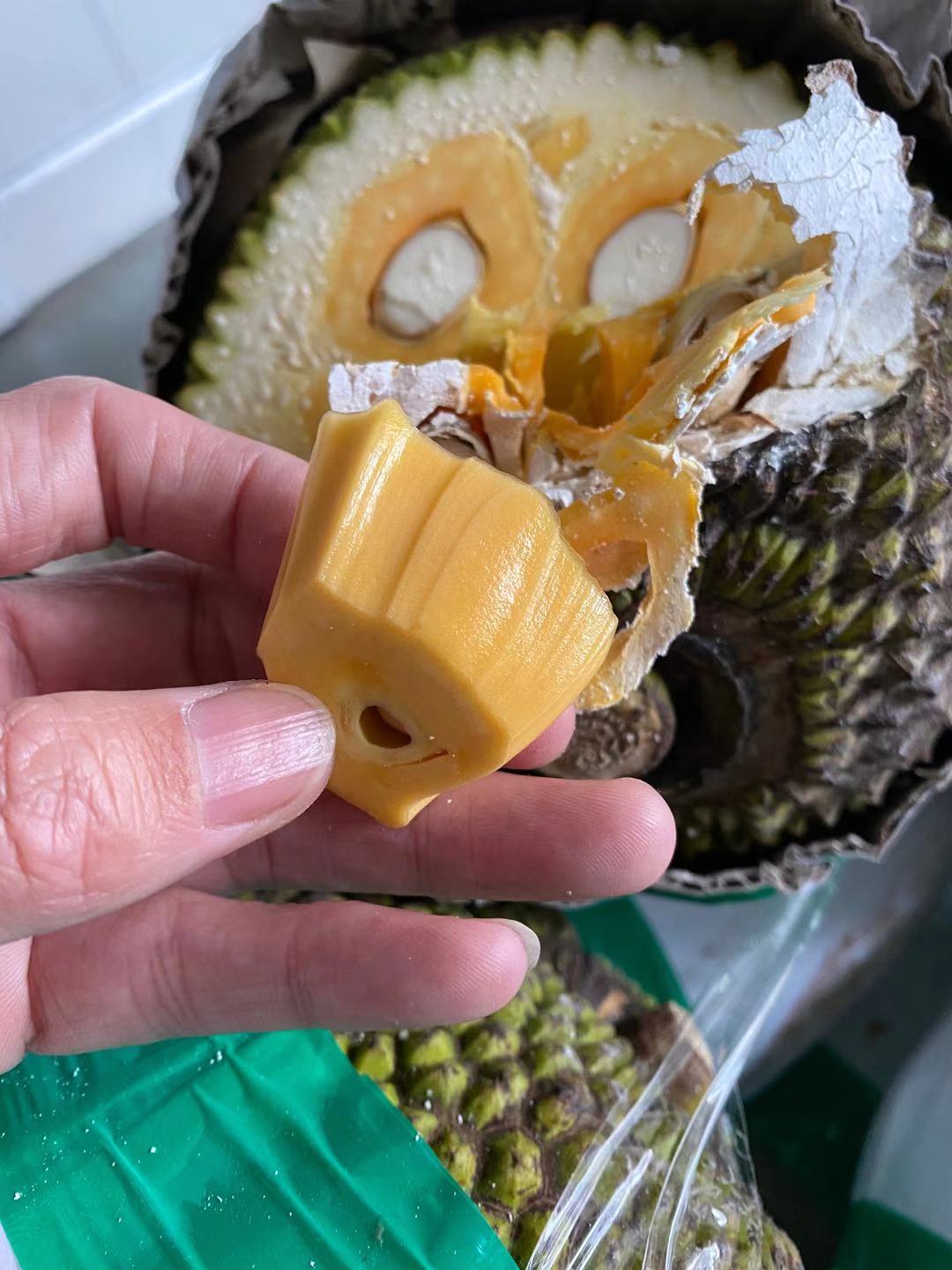 周四取货：【泰国菠萝蜜】一个8斤左右，整个出售不剥肉！新鲜，甜，香，糯！又脆又甜！