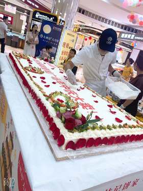 甜品台：活动大蛋糕