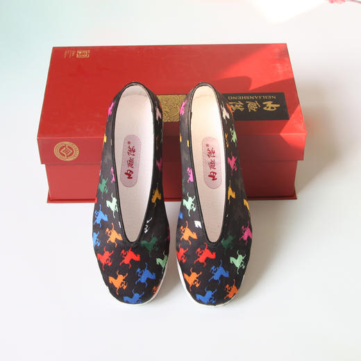 内联升女鞋春夏手工单鞋千层底文创马踏飞燕真丝印花小元口布鞋8296A 商品图3